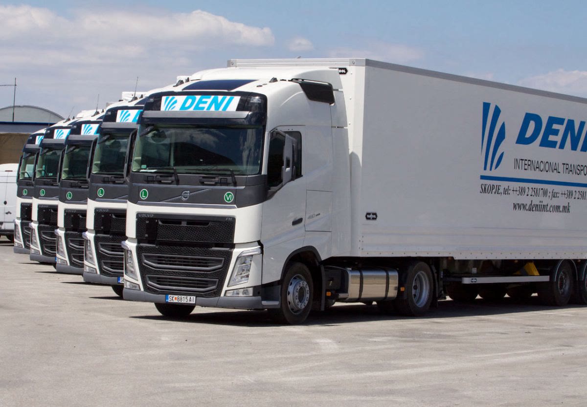 Флотата на Дени Интернационал — Volvo FH влекачи пред магацинот во Илинден